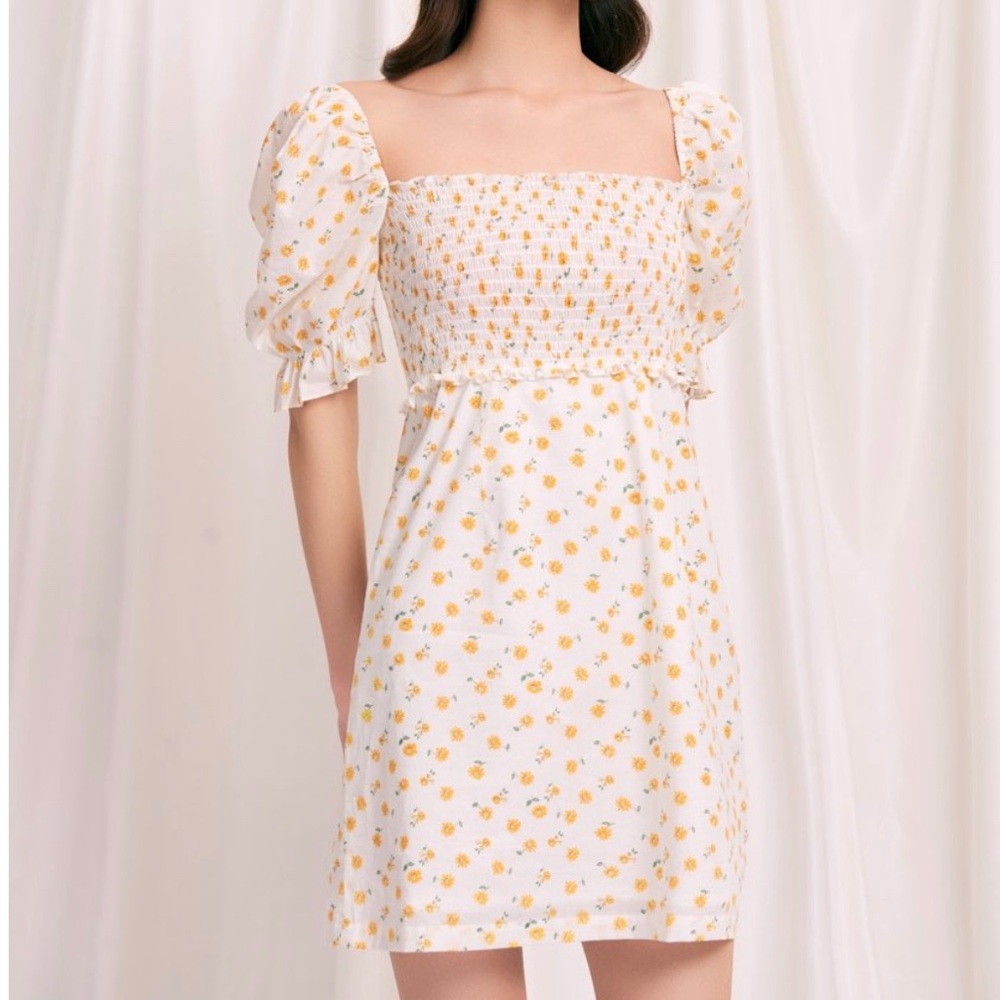 Petite studio white dress with flowers 🌼
